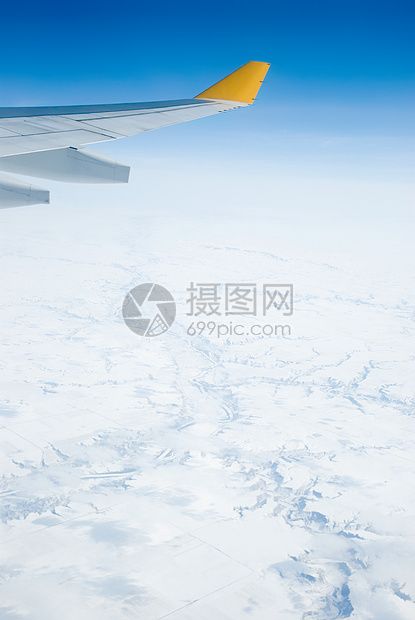 雪景上空的飞机图片