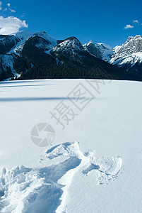 翡翠湖上的雪图片