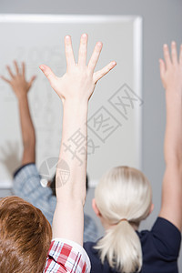 举手的学生图片