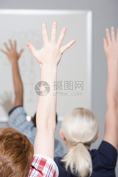 举手的学生图片