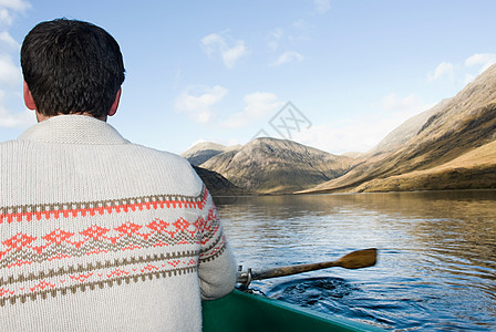 在湖上划船的人图片