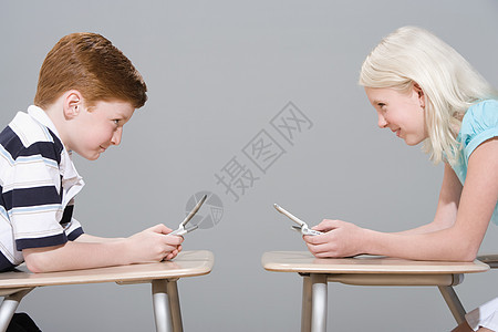 女孩和男孩使用手机图片