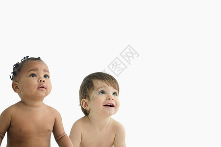 两个婴儿抬起头来图片