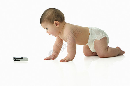 婴儿爬向手机图片