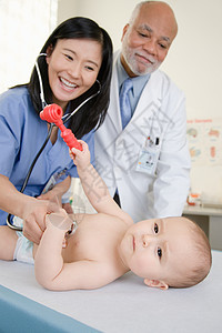 检查婴儿的医生和护士图片