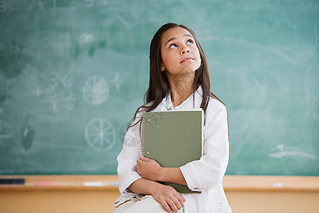 教室里向上看的女学生图片