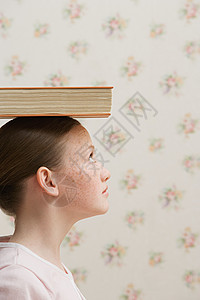 把书放在头上的女孩图片