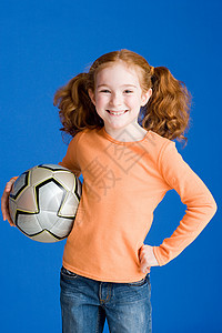 踢足球的女孩图片