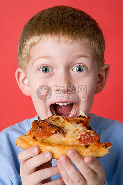 男孩吃比萨饼图片