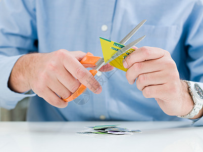 男人剪信用卡图片
