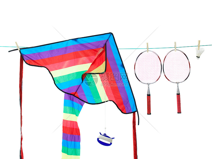 晾衣绳上的风筝和羽毛球拍图片