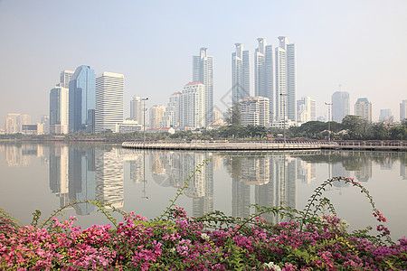 曼谷的湖泊和高层建筑图片