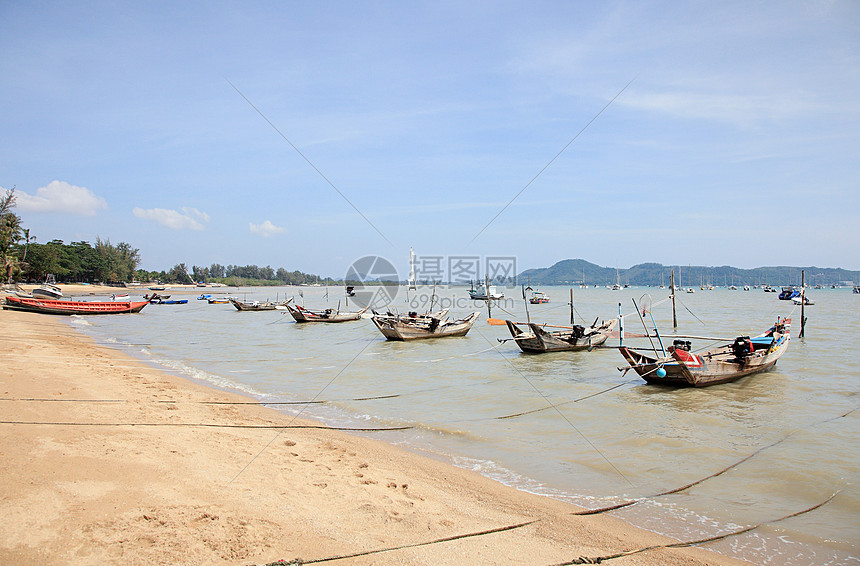 泰国普吉岛查龙湾附近的渔船图片