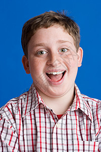 头像蓝色张开嘴的男孩背景