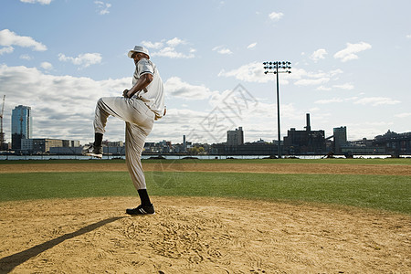 单腿站立的棒球投手图片