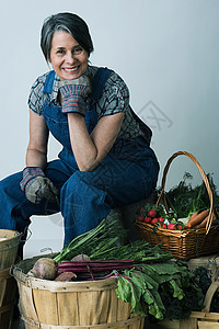 带着篮子蔬菜的农民图片