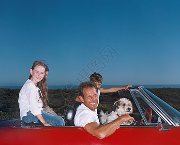 父亲带着孩子和狗上路旅行图片