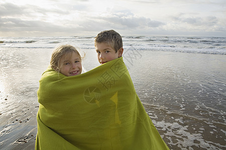 孩子们躺在海边的毯子里图片