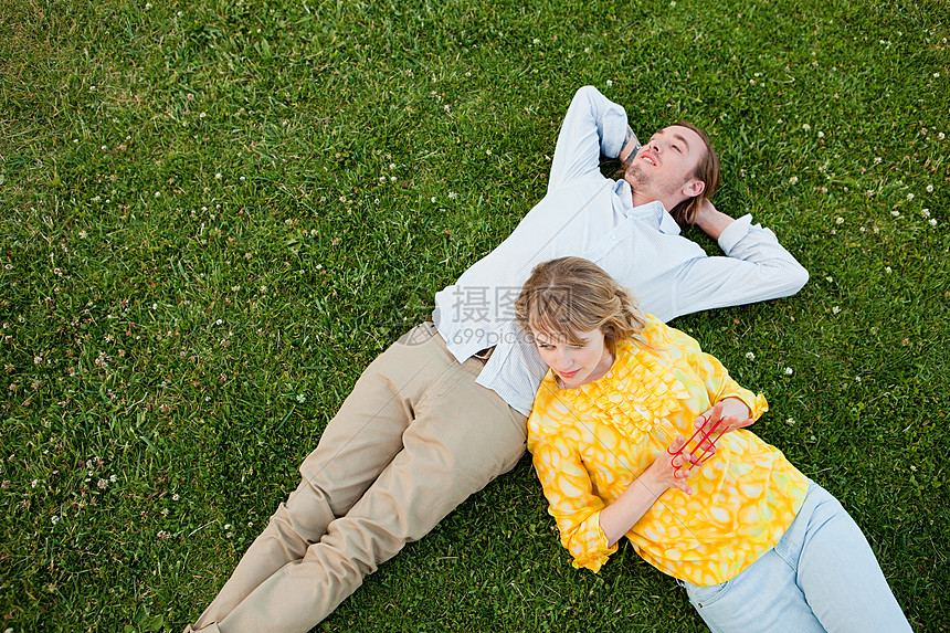 ‘~躺在草地上的年轻夫妇  ~’ 的图片
