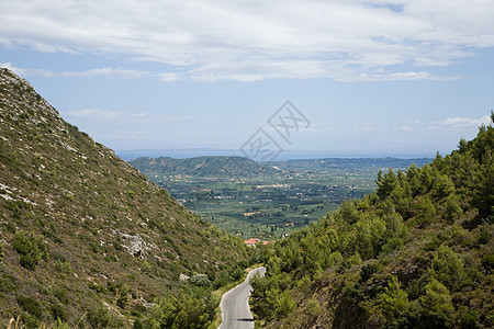 穿过山谷的道路图片