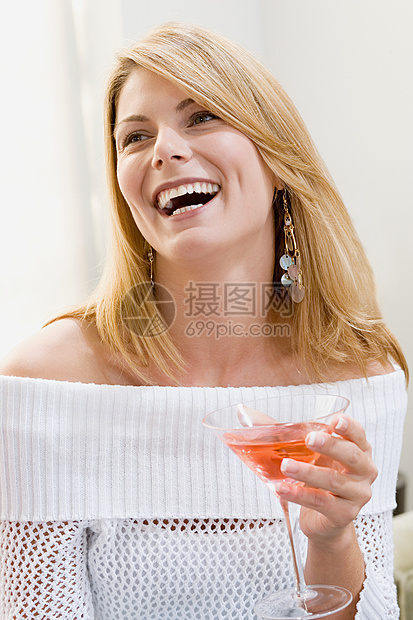 拿着鸡尾酒的快乐女人图片
