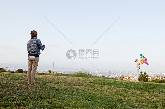 放风筝的年轻夫妇图片