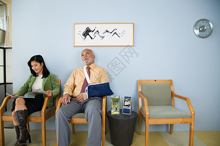 在医生办公室等候的病人图片