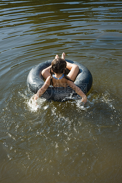 湖中救生圈上的女孩图片
