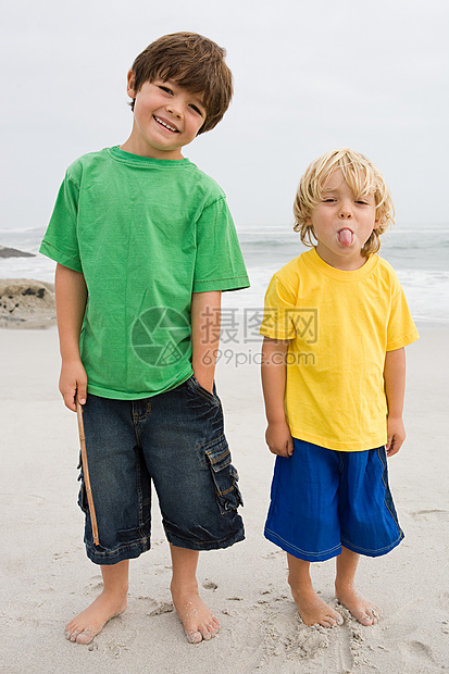 海滩上的两个男孩图片