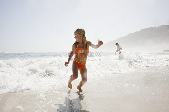 在海边玩耍的女孩图片