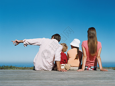 一家人看海景图片