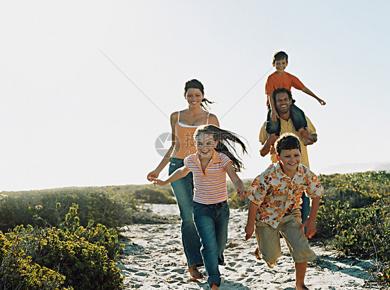 一家人跑去海滩图片