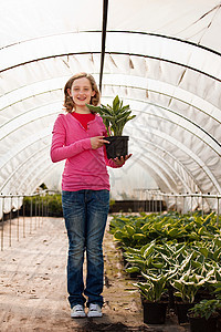 女孩手持盆栽植物图片
