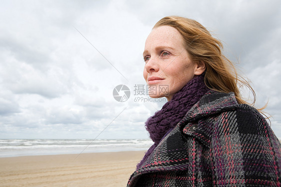 海岸的女人图片