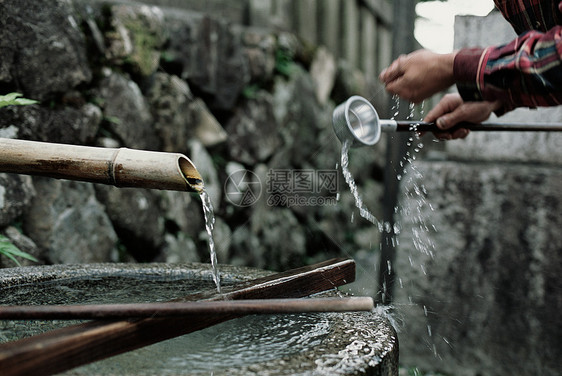 寺庙里有水的人图片