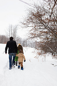 一家人在雪地里行走图片