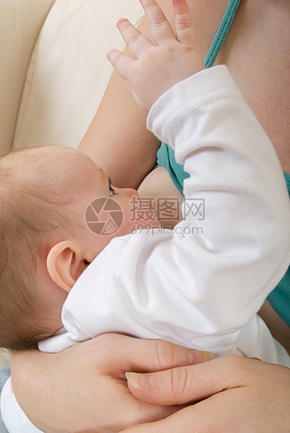 正在母乳喂养的婴儿图片