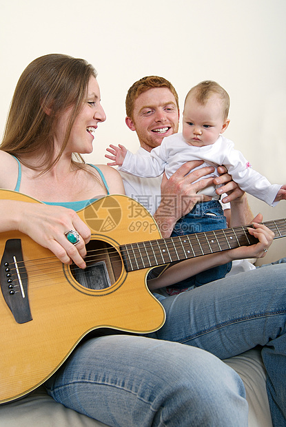 妈妈为她的小女儿弹吉他图片