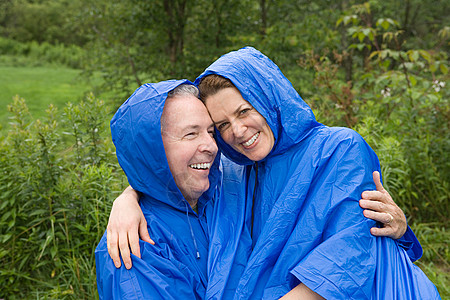 雨衣背景穿雨衣的成年夫妇背景