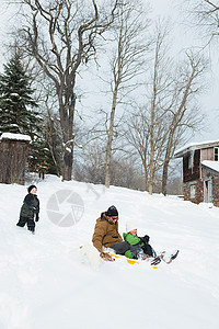 一家人在雪地里滑雪图片