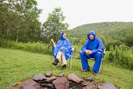 穿雨衣的成年夫妇图片
