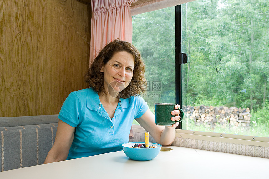 在大篷车里吃早餐的女人图片