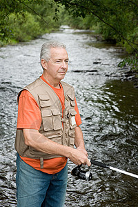 成熟的人在小溪里钓鱼图片
