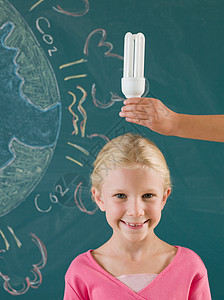 黑板铅笔画带节能灯泡的女孩背景