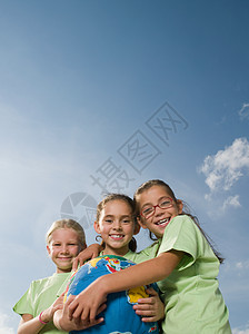 三个拥抱的女孩图片