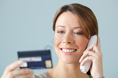 年轻女子用信用卡打电话图片