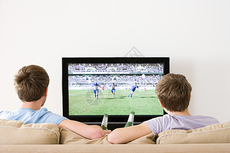 世界杯矢量图两个年轻人在电视上看足球背景