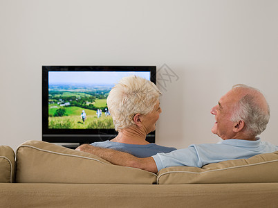 一对老夫妇看电视聊天图片