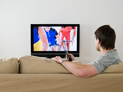 一个在电视上看自行车比赛的人图片