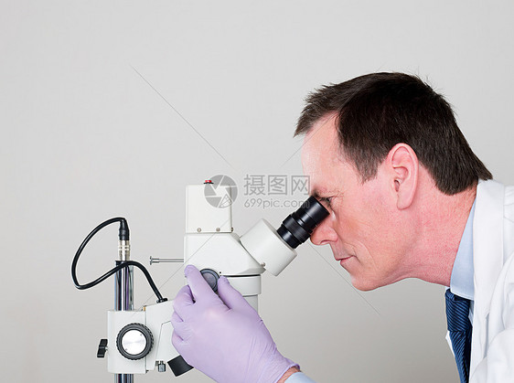 男性科学家用显微镜图片